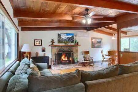 Red Door Fireplace Bbq 12 Mi To Yosemite Oakhurst